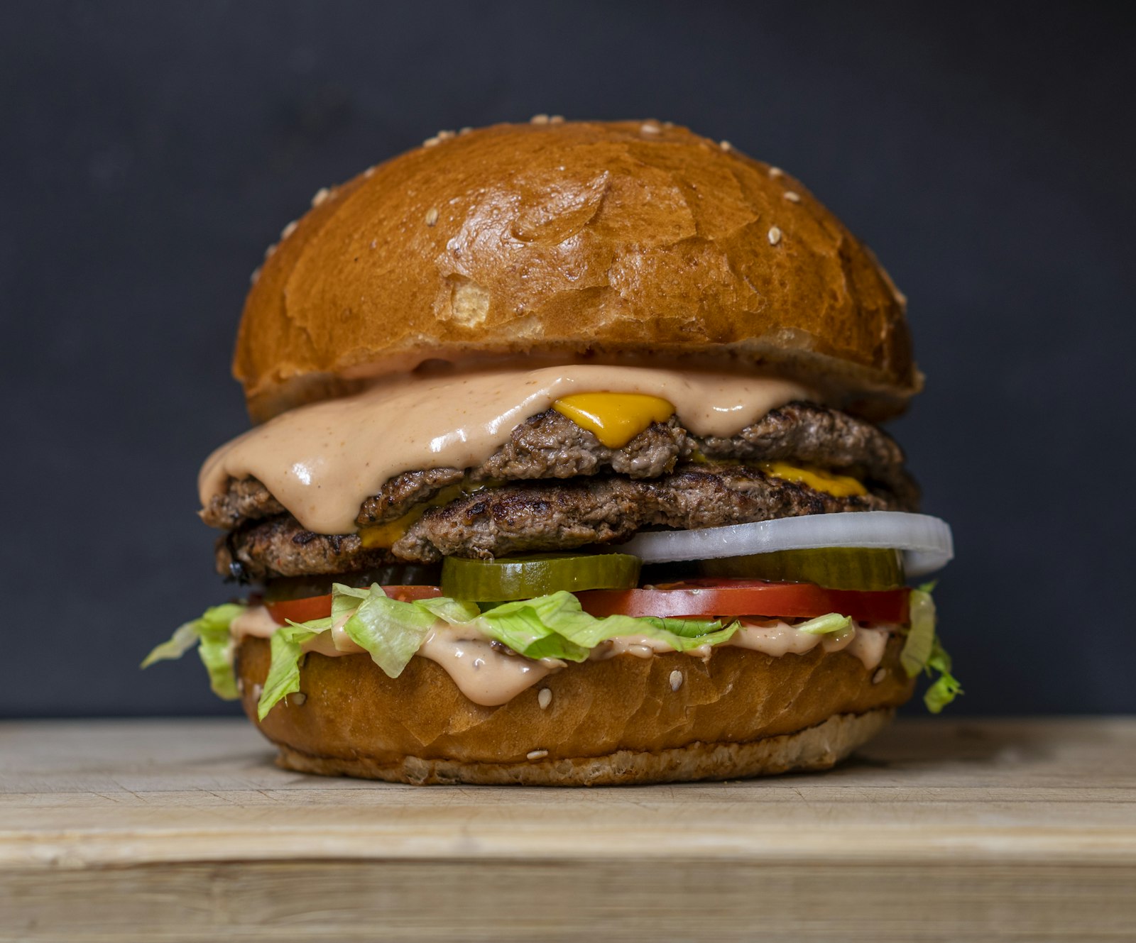 Folyoya sarılmak üzere hazırlanmış burger